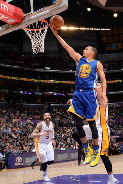Steph Curry mette in croce i Lakers con 30 punti e 15 assist